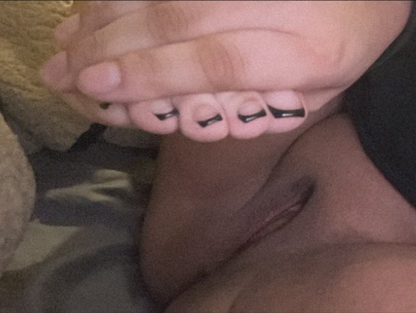 _rodriguezzxo1's tweet photo. Good morning 😚!! #Imbackkk #Latinafreak #prettytoes #blackfrenchtips #lickmypussy https://t.co/k2WTLonA96