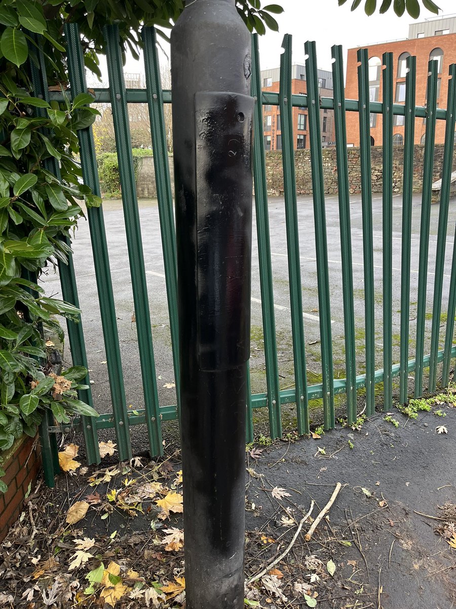 Whilst on route to work this morning saw some scribbles in #oldmarket that could be removed easily. Quick before and after. 

#graffitiremoval
#communityclean
<a href="/BristolCouncil/">Bristol City Council</a>