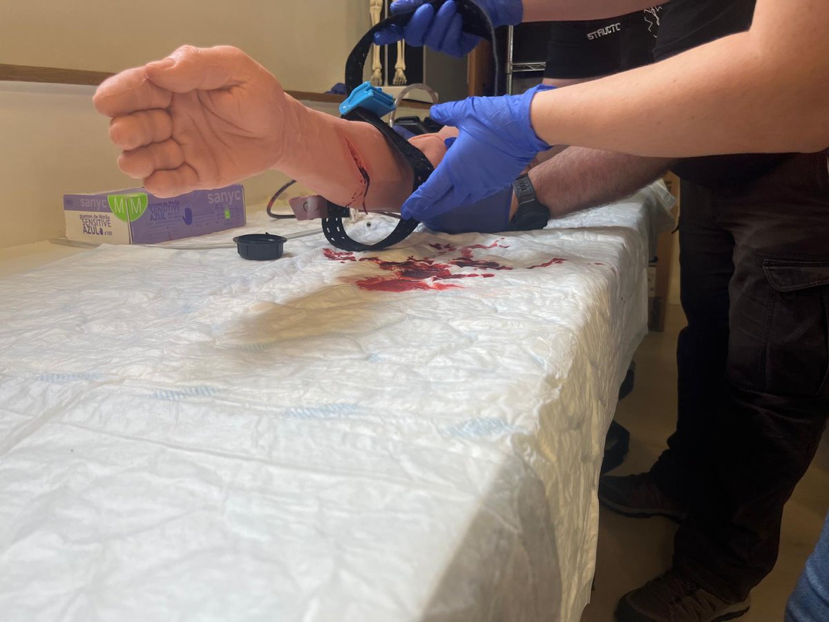 DYAGipuzkoa's tweet photo. Hoy vamos a llevar a cabo 2 talleres sobre el Control de Hemorragias, repasando los procedimientos y practicando con el material específico que llevamos en las ambulancias. Gracias a @MiguelAsunsolo de SAMUR. #DYA https://t.co/cr7GwlruMd