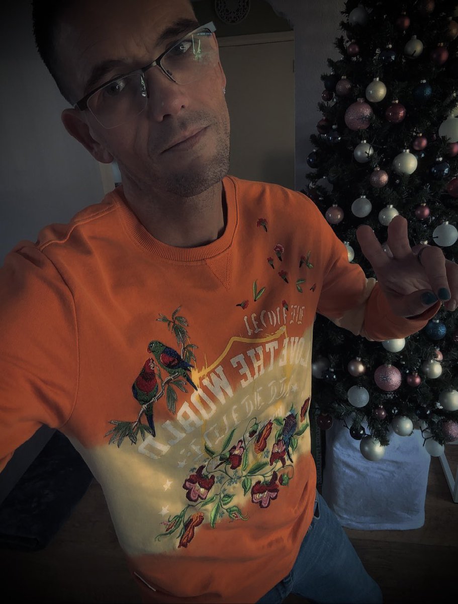 maickel1979's tweet image. Eefje schreef in haar kaart … 

“Ik miste vaak kleur in mijn 
leven ik zou het daarom fijn 
vinden als je in kleur komt!”

Ok , doe ik ! 
Jij had vogels op je kaart 
Ik heb vogels op m’n trui 

Speciaal voor jou 🤍

#uitvaart #crematie #Eef #Eefje #euthanasie #lost…