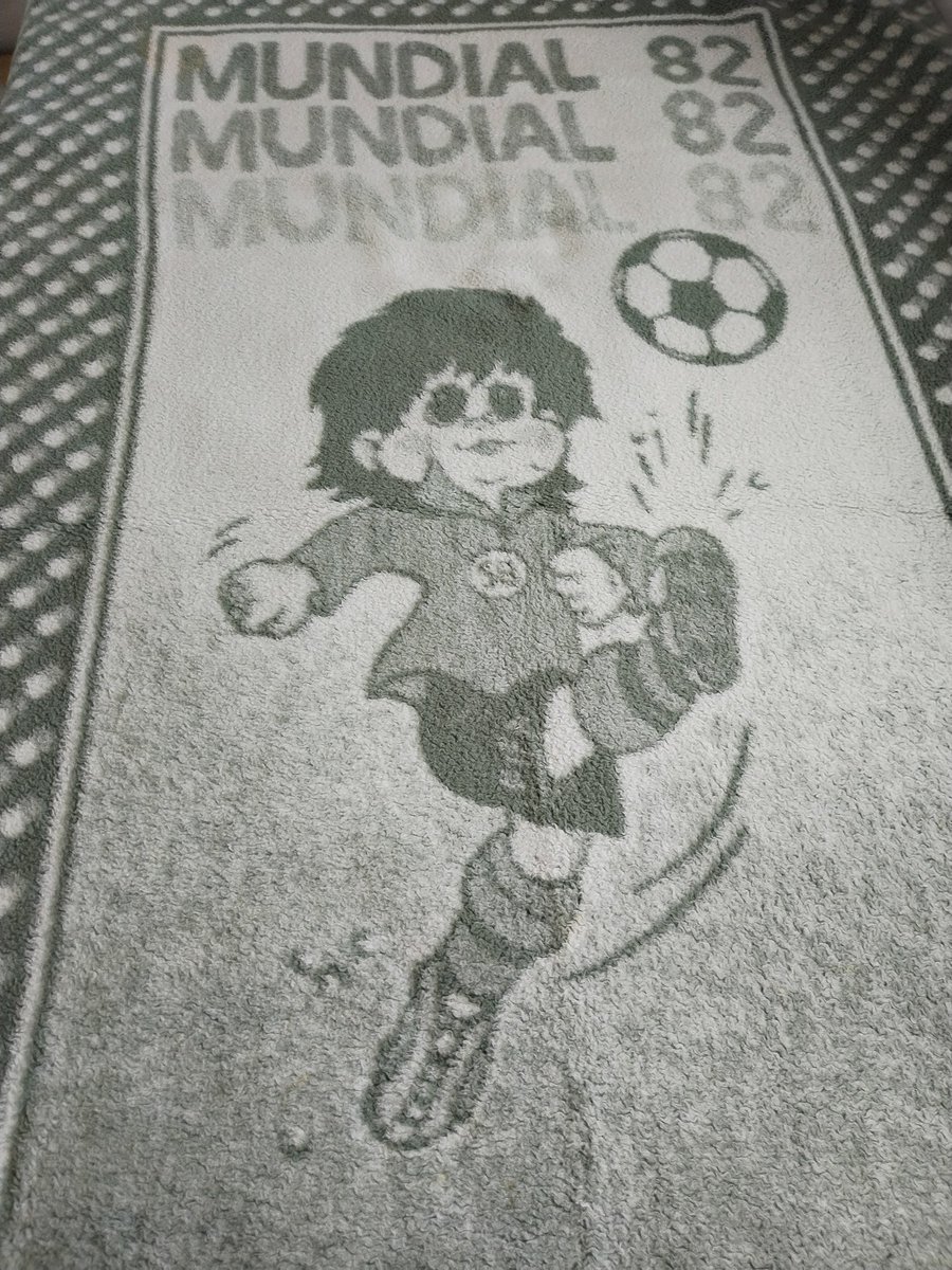 Cuando vas a casa de tus padres y te sacan una manta de categoría.  #odioalfutbolmoderno