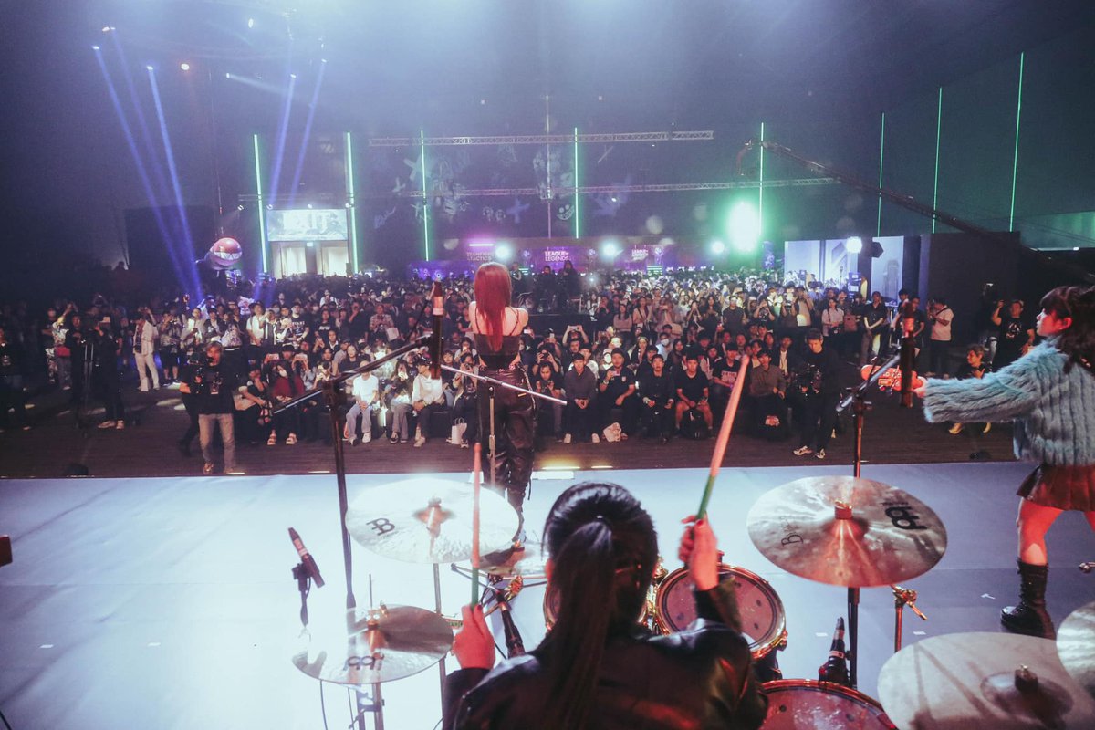 l2fann's tweet photo. "วันนี้สนุกมาก ! ขอบคุณงาน ARCANE WORLD ที่ให้พวกเราได้ไปเล่นเปิดงาน เป็นประสบการณ์ที่ดีมากๆเลยค่ะ ไว้มีโอกาสหน้ามาจอยกันอีกนะคะ" 🔥
#Arcane #Alizband 
#Arcaneworld #ArcaneWorldTH https://t.co/B41x7I2NlJ