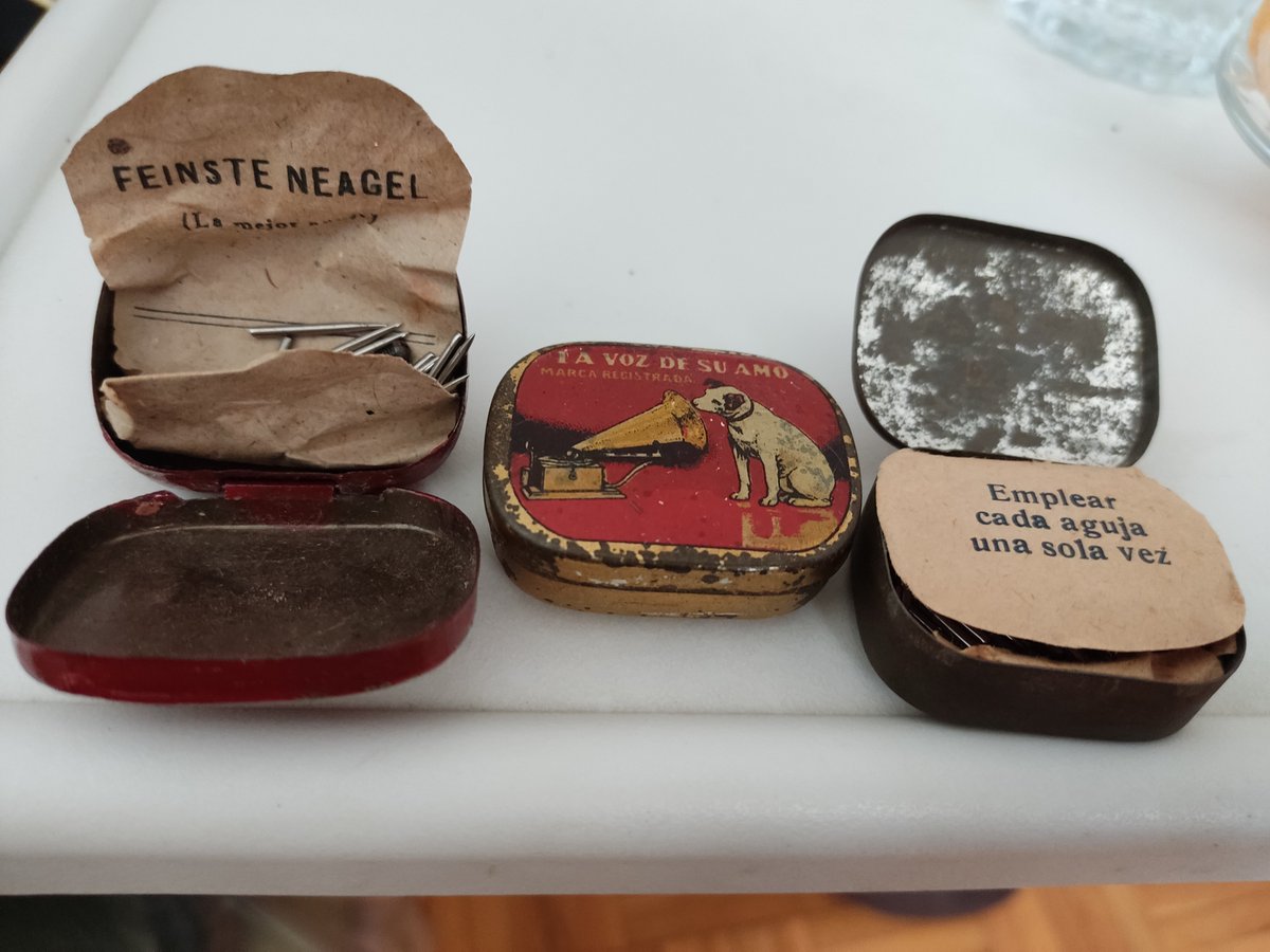 AtramFG's tweet photo. Portar el dinar a la iaia de 95 anys i descobrir les caixetes de les agulles dels gramòfons com si no hagués passat tecnologia en la reproducció del so. Fascinant! https://t.co/jlHXoXM91e