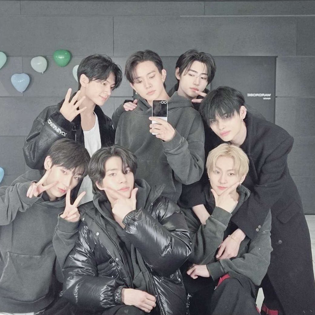 ก็แค่รูปภาพ ทำไมถึงร้องไห้

รูปภาพที่ว่าคือ 😭😭😭😭😭😭😭😭😭😭😭😭😭😭😭😭😭😭😭😭😭😭😭😭 ดูดิ มานโตขึ้นเยอะเลยอะ ㅠㅠㅠㅠㅠㅠㅠㅠㅠㅠㅠㅠㅠㅠㅠㅠㅠㅠㅠㅠอยู่ด้วยกันไปแบบนี้นานๆเลยนะ 🤍