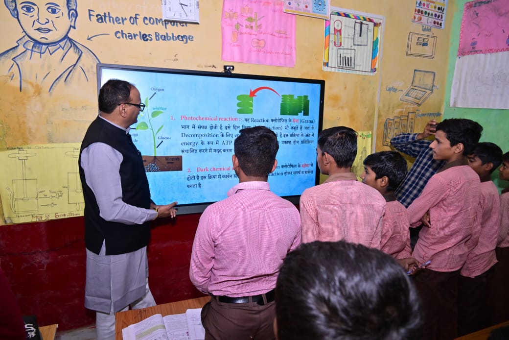 आज जनपद चंदौली के गंज बासानी,  सकलडीहा स्थित इंग्लिश मीडियम उच्च प्राथमिक विद्यालय का निरीक्षण कर बच्चों से स्नेहिल संवाद कर पठन - पाठन एवं विद्यालय के बारे में जानकारी लेते हुए। 
<a href="/PMOIndia/">PMO India</a>
<a href="/Narendramodi/">Narendra Modi</a>
<a href="/BJP4India/">BJP</a>
<a href="/BJP4UP/">BJP Uttar Pradesh</a>