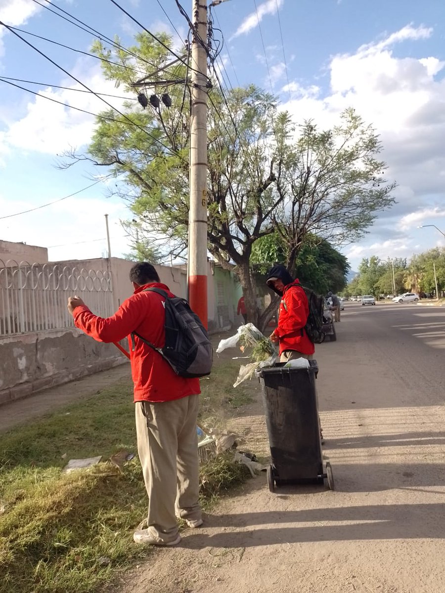 JorgeCeballoslr's tweet photo. 🚧👷‍♀️Durante esta semana, estuvimos llevando a cabo tareas de limpieza en las calles y peatonales del Barrio Hospital. Seguimos esforzándonos por construir un entorno más limpio y agradable para todos los vecinos. ¡Cuidemos la Ciudad!

@amolinalarioja https://t.co/l59y0lWVvO