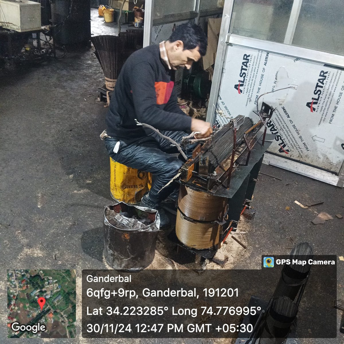 kpdcloffice's tweet photo. #KPDCL staff racing against time to reclaim the buffer stock by repairing damaged transformers at Divisional Workshop, #ED📍Ganderbal. People are advised to use power judiciously: Er. Dilshad Kawoos, Ex. Engg.   
@diprjk @OfficeOfLGJandK @nasirsogami @DullooAtal @GreaterKashmir https://t.co/t0Of7XIpZe