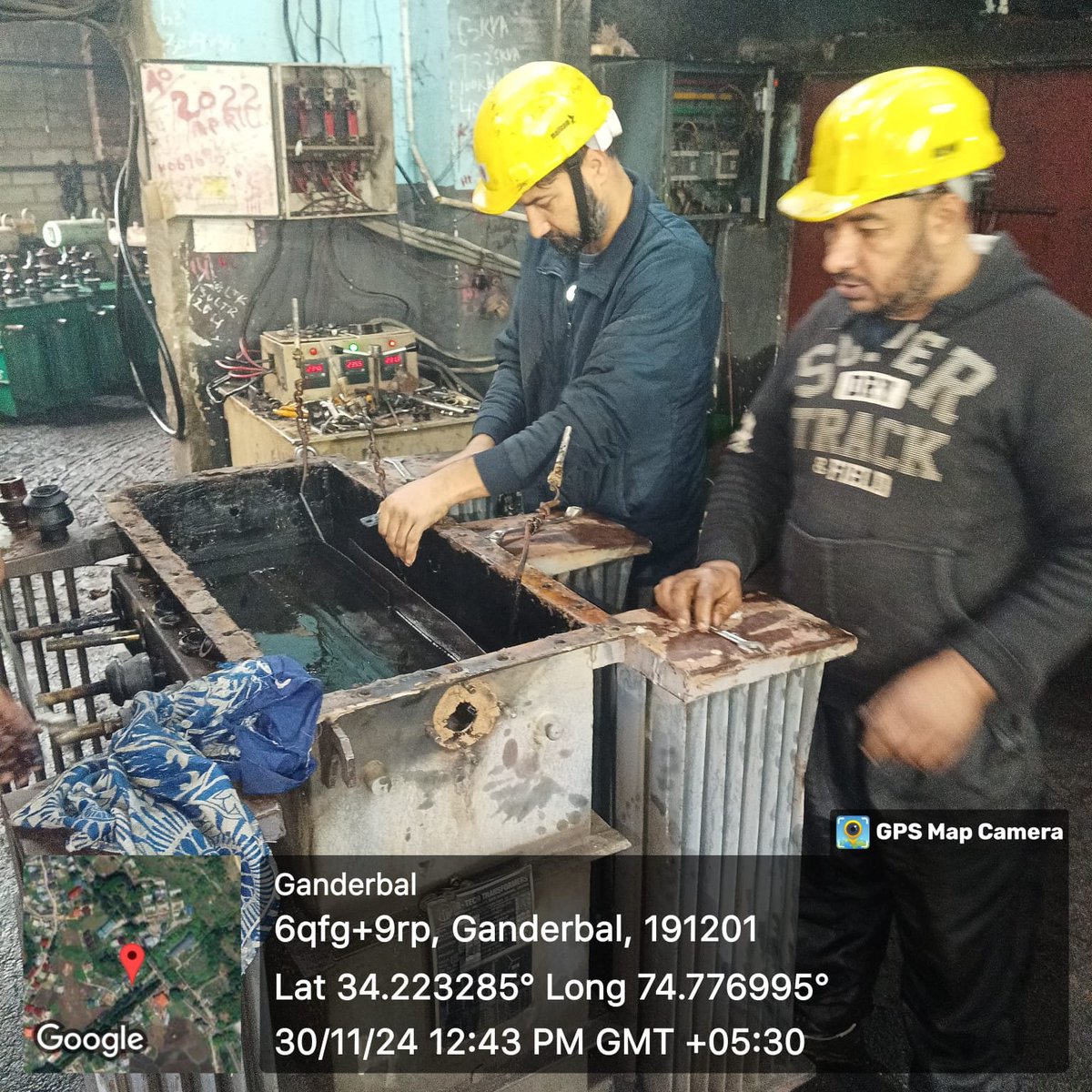 kpdcloffice's tweet photo. #KPDCL staff racing against time to reclaim the buffer stock by repairing damaged transformers at Divisional Workshop, #ED📍Ganderbal. People are advised to use power judiciously: Er. Dilshad Kawoos, Ex. Engg.   
@diprjk @OfficeOfLGJandK @nasirsogami @DullooAtal @GreaterKashmir https://t.co/t0Of7XIpZe