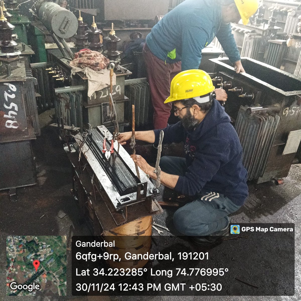 kpdcloffice's tweet photo. #KPDCL staff racing against time to reclaim the buffer stock by repairing damaged transformers at Divisional Workshop, #ED📍Ganderbal. People are advised to use power judiciously: Er. Dilshad Kawoos, Ex. Engg.   
@diprjk @OfficeOfLGJandK @nasirsogami @DullooAtal @GreaterKashmir https://t.co/t0Of7XIpZe
