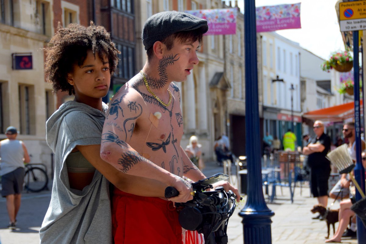 duplex_cinema's tweet photo. Aproveitade este sábado de chuvia para ver BIRD, da directora británica Andrea Arnold. Con Barry Keoghan, Franz Rogowski e Nykiya Adams.
🐦 Unha bela mistura de lirismo e cinema social. Pases diarios até o mércores 4!
https://t.co/Pd2gNQTuqR
#VOSG #cannes2024 #Ferrol https://t.co/4ZRfWkZZK9