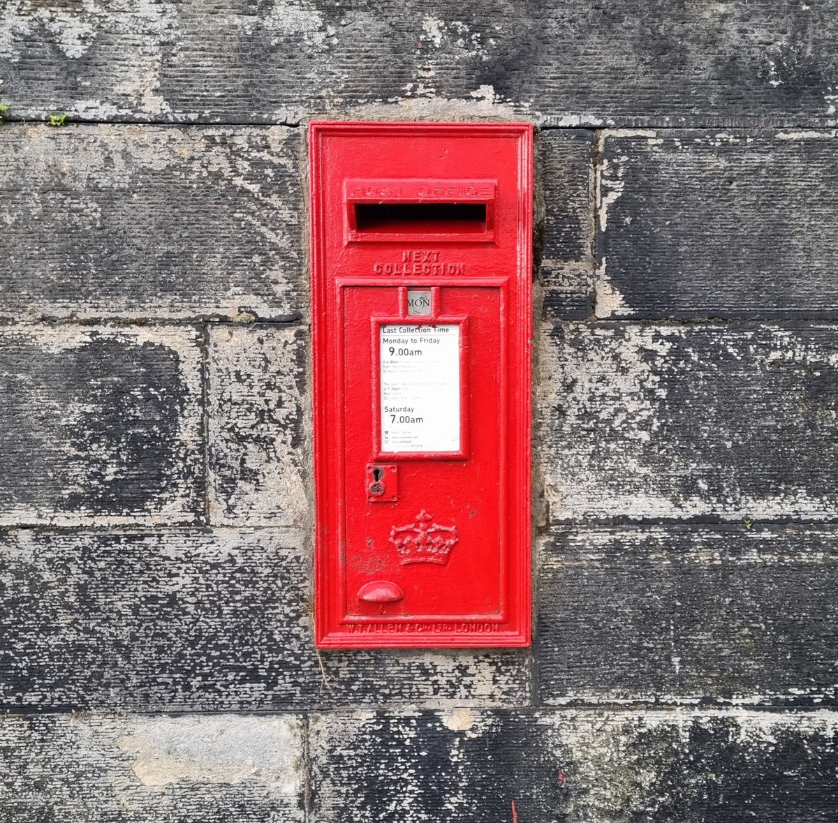 pinlu's tweet photo. On Regent Terrace of Edinburgh. You can see the top of The Hub on Royal Mile in distance. #postboxsaturday https://t.co/W5VMUdcLUS