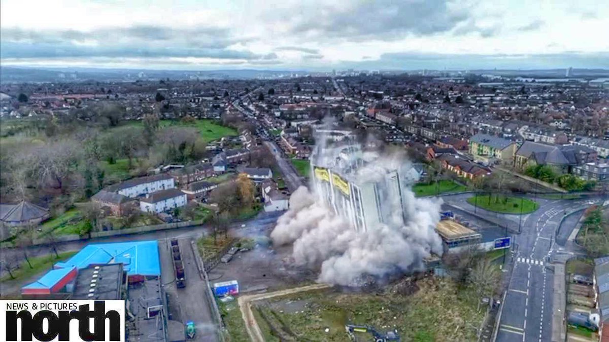RaoulDixonNNP's tweet photo. Dramatic scenes as Hexham House, a tower block in Walker, is demolished this morning in the first controlled explosion in Newcastle since 2008, carried out by @thompsonsofp
Pics by @RaoulDixonNNP
#explosion #Newcastle #towerblock #demolition https://t.co/8pVGURNshd