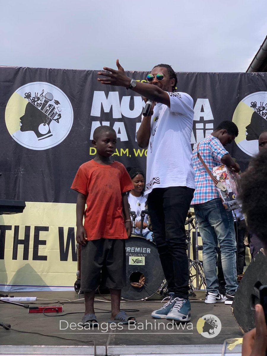 Mimy_Ikuzwe's tweet photo. Avec un battle de musique impliquant des enfants déplacés, la 6e édition du festival Musika na Kipaji est lancée dans le camp de déplacés de Bulengo. Cette journée promet d'être un moment de détraumatisation et de découverte de talents.💃🏻
#mnk6 #MusikaNaKipaji
#FestivalFeminin https://t.co/oIARHh6Fkz