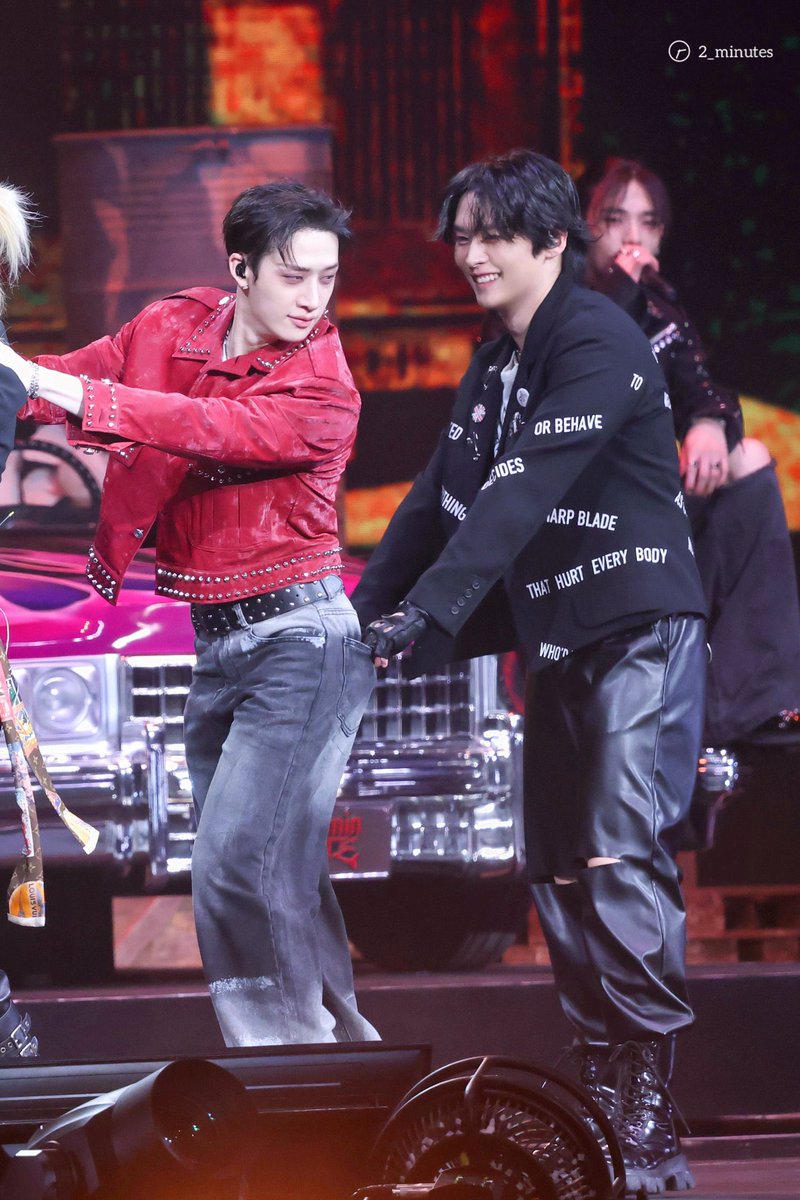 silly little lee know holding chan’s pockets instead of shoulders 🤣🤏🏼