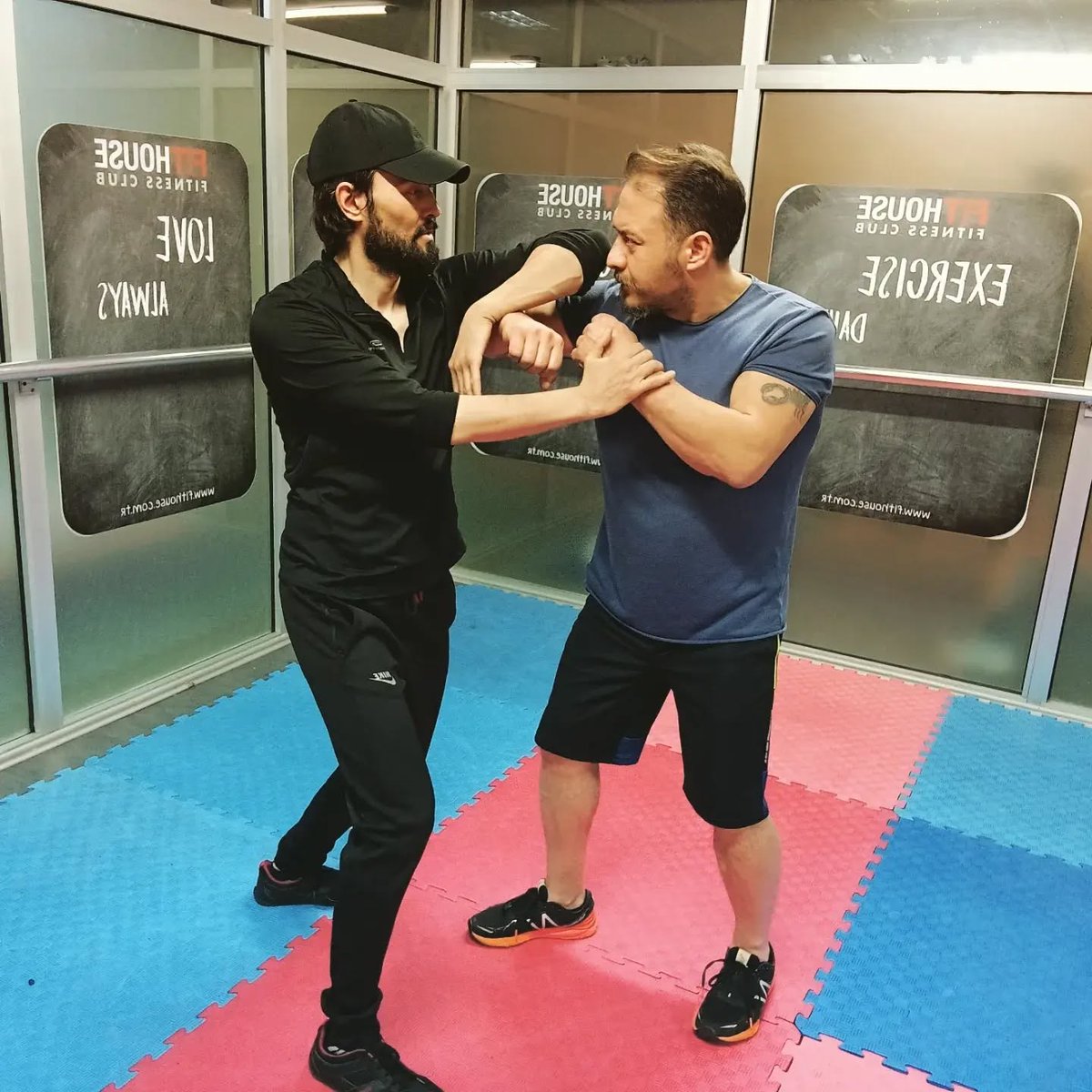 CoachHasanAli's tweet photo. Eğitim almak için;
📧: instructor.hasanali@gmail.com
📱: 0537-512-34-75
WING CHUN İSTANBUL
_________________________
#wingchun #satjungwingchun #practicalwingchun #selfdefense #martialarts #savumasanatları #savunmasanatlari #selfdefans #training #practice #antrenman #egzersiz https://t.co/t4RlamOMID