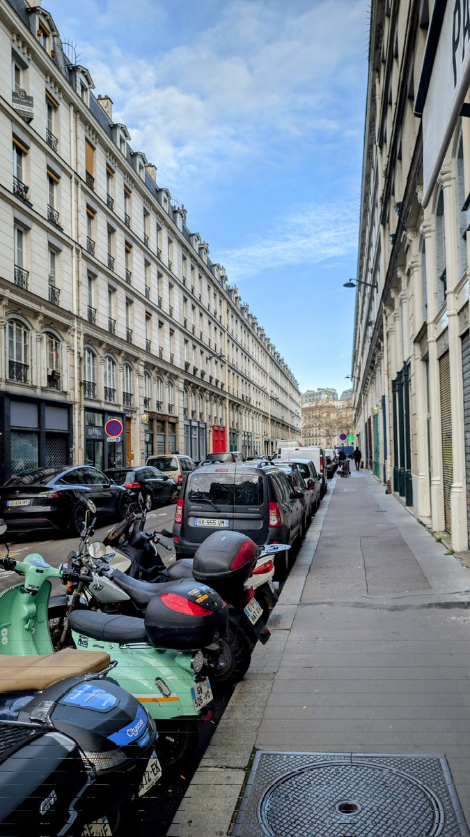 📸 Quel plaisir de pouvoir se rendre dans la rue dans laquelle mon héros passe ses soirées, prend soin de son chat et vit sa nouvelle vie parisienne 🥰

Lui, seulement.
amzn.eu/d/0IhQ191

#roman #lgbt #livre #romance #paris