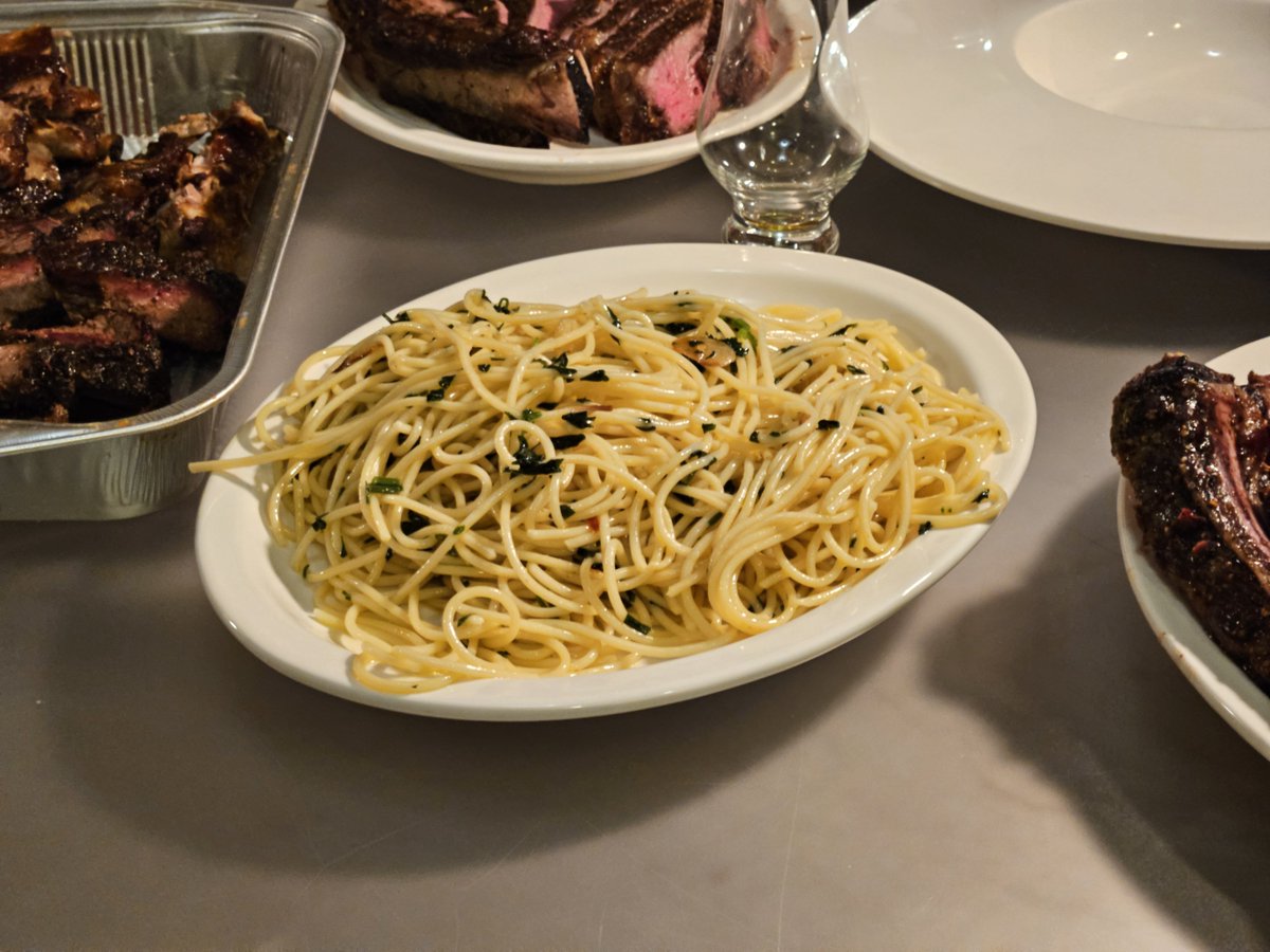 arch5taku's tweet photo. 이지두 사람들과 오랜만에 파티하고 집 가는길. 본가로 내려왔더니 끝까지 못남아서 아쉽다.
암튼 너무 잘먹었다 https://t.co/Q1dV3hOJew