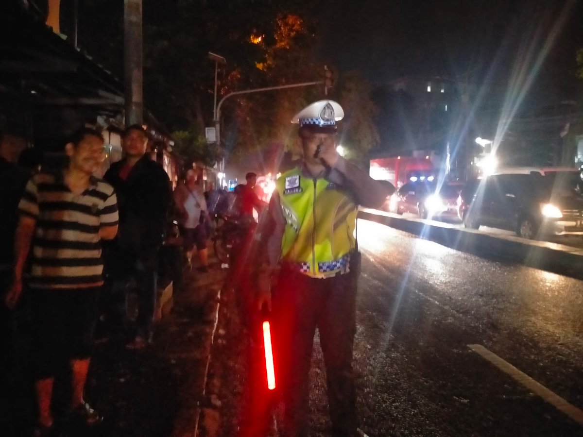 19.00 Wib Petugas Unit Lantas Polsek Cimanggis Polres Metro Depok melaksanakan pengaturan lalin upayakan kelancaran seputaran TKP kebakaran di Jl.Raya Bogor (Depan Gudang Lazada) Cimanggis Kota Depok. <a href="/NTMCLantasPolri/">KorlantasPolri.Ntmc</a> <a href="/TMCPoldaMetro/">TMC Polda Metro Jaya</a>