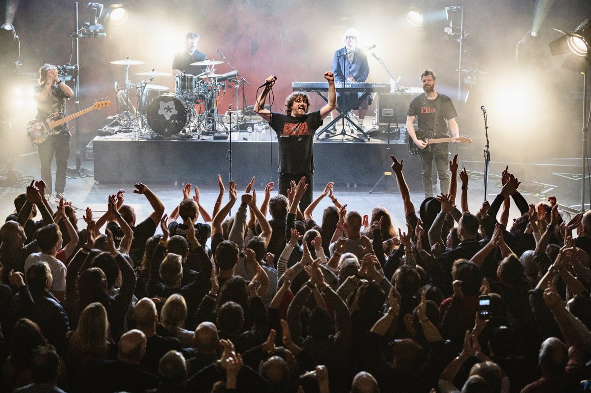 embrace's tweet photo. Shepherds Bush. Wow!!! One of the best gigs we’ve ever done. Thanks so much to everyone who came for making it such a special night. One we won’t forget. In fact the whole tour has been amazing. We’re in Birmingham tonight for the final date of the tour - this is your last chance to see us this year, last few tickets remaining here so don’t miss out! 🎟️ 👉🏻 https://t.co/WQLnNjSqUs or link in bio ☝🏻

Great pic below from @simonmicwalker . Send us your fav pics and vids and memories from the tour below. 

Much love dsrmmxxxxx

#embraceband #embracebanduk #indieband #ontour