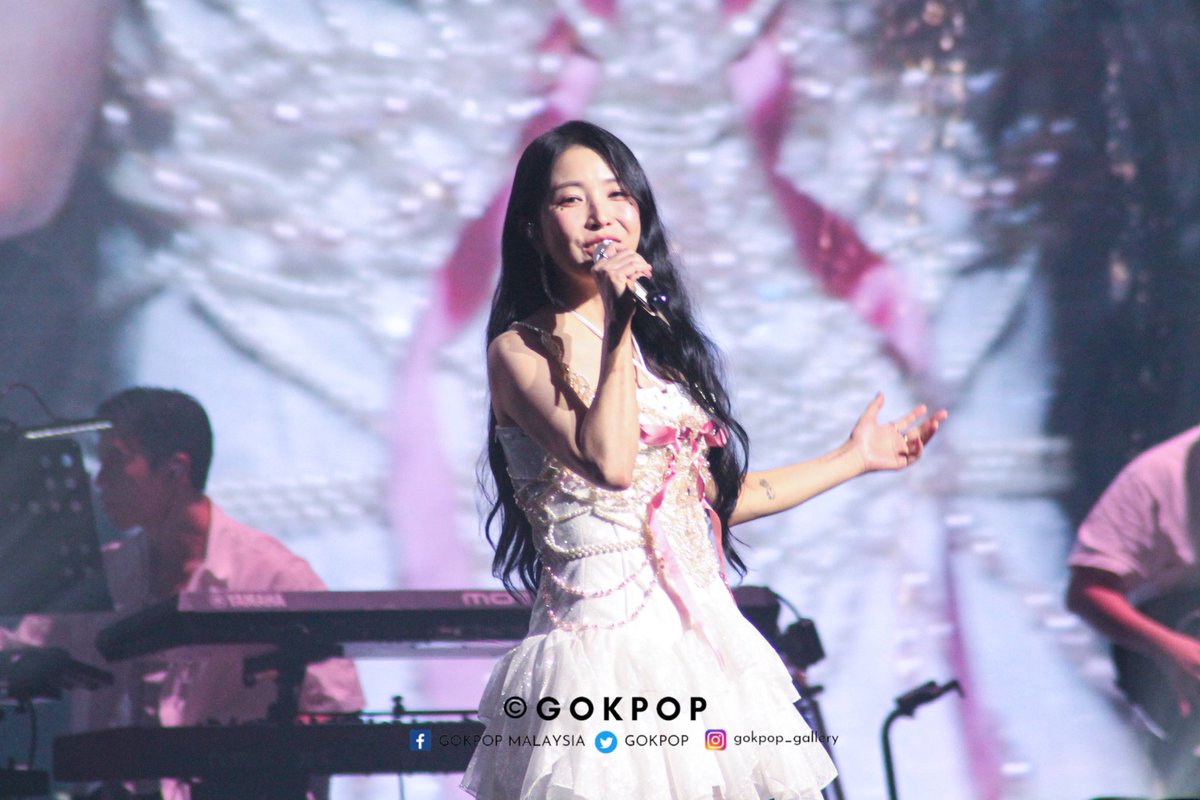 goKPOP's tweet photo. [#BoAinSG] JUMPING BoA! 💛
Our Queen #BoA brightening our Saturday at the #BoA_OnesOwn_in_Singapore 👑

Sharing our photos of the legend 🔥

#보아 
#BoALiveTour #BoA_OnesOwn
#HakunaMatata #TripComGroup #ONworldwide #ThreeAnglesProduction https://t.co/ivWj3zBRom