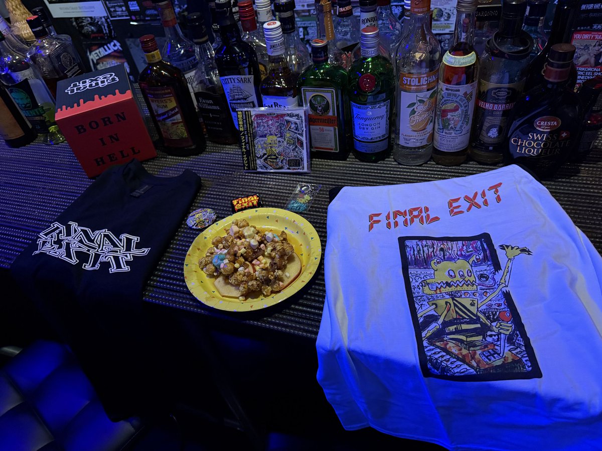 BAR_KOUTETSUYA's tweet photo. 今日はFinal Exit 30周年で
小岩BUSHBASHへ
Born In Hell Boxと30周年スイーツをGet
普段は甘い物はほとんど食べないんですが疲れいるせいか
体質が変わったのか鳥肌立てながら1人でほぼ完食
#finalexit https://t.co/rcS9ADk0bU