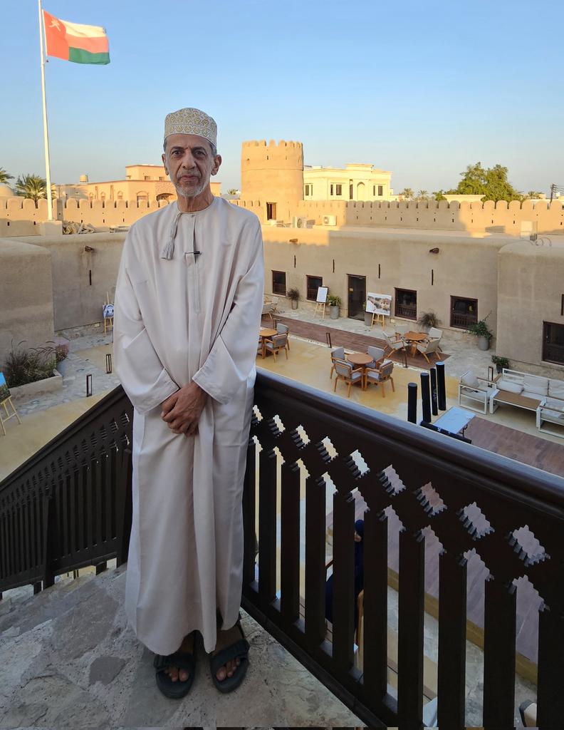 يأتي استثمار حصن"آل خميس"،في ولاية المصنعة وترميمه،ضمن سلسلة المشاريع السياحية والثقافية،لتنشيط السياحة الداخلية،وتعظيم منافعها المالية وتوفير الوظائف للباحثين عن عمل،المكان بشكله الفاتن ومنظره الجميل،بأبراجه وساحته الواسعة وغرفه القديمة والمقهى الحديث يشكل إضافة يستحق الزيارة.