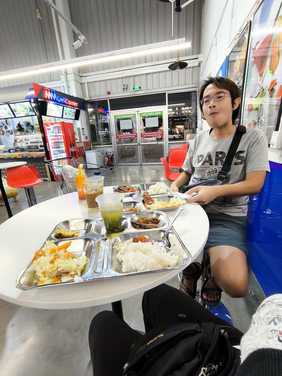 GoNoGuide's tweet photo. ข้าว กับข้าว 2 อย่าง ผักฟรี จานละ 55 บาท  กาแฟ 20 ไส้กรอก 20 บาท  Mega market #เวียดนาม อารมณ์แมคโคร https://t.co/u1kRYyvIx8