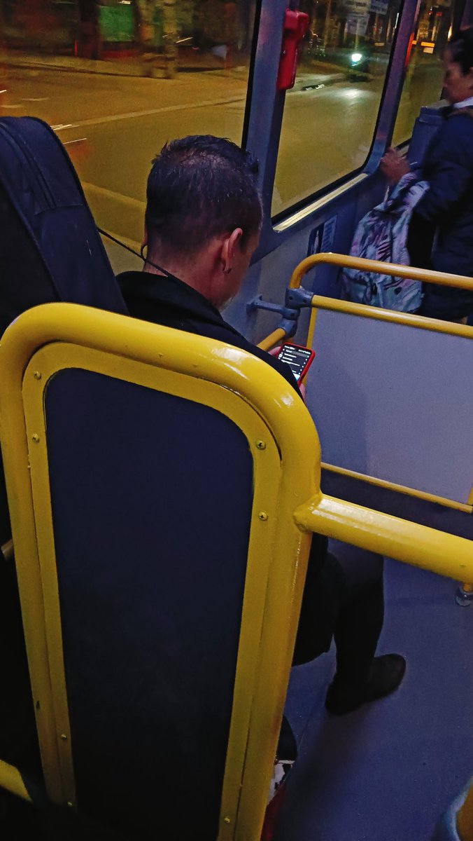 Sres. <a href="/TransMilenio/">TransMilenio</a> <a href="/Bogota/">Alcaldía de Bogotá</a> <a href="/sitpbogota/">sitpbogota</a> bus z70-7255, ruta 192 hacia Catalina, 11:00 pm. Conductor hablando mientras conduce, el hombre de la segunda foto poniendo música a todo volumen y tanto el conductor como el hombre que habla con él le piden musica y que le suba el volumen.