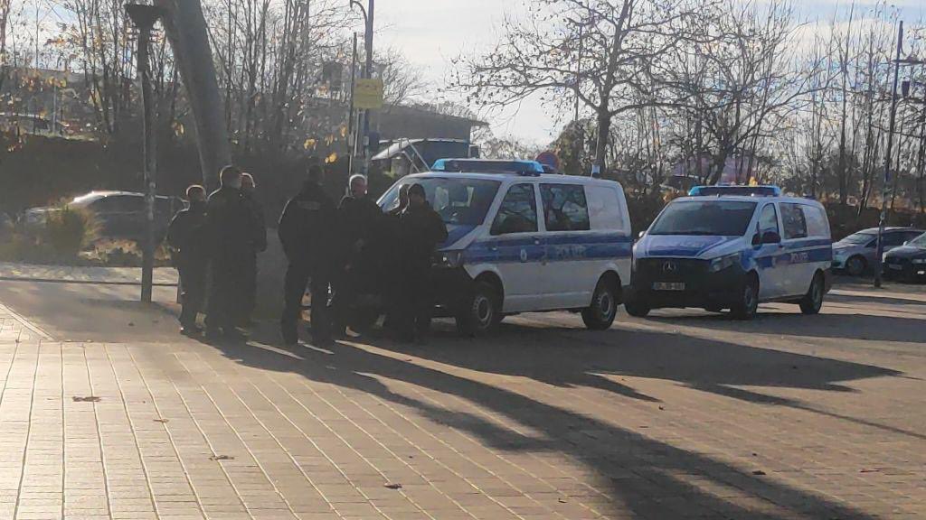 redmedia21's tweet photo. Nach dem Verbot der Pro-Palästina Demonstration in Halle #hal3011 ist die Polizei in Magdeburg am Hauptbahnhof massiv aufgefahren. Es gibt am Bahnsteig nach Halle Kontrollen von PoC und Ansprachen an Kufiya Trägerinnen die über das Verbot „aufklären“ https://t.co/ZXMVX4qVYb