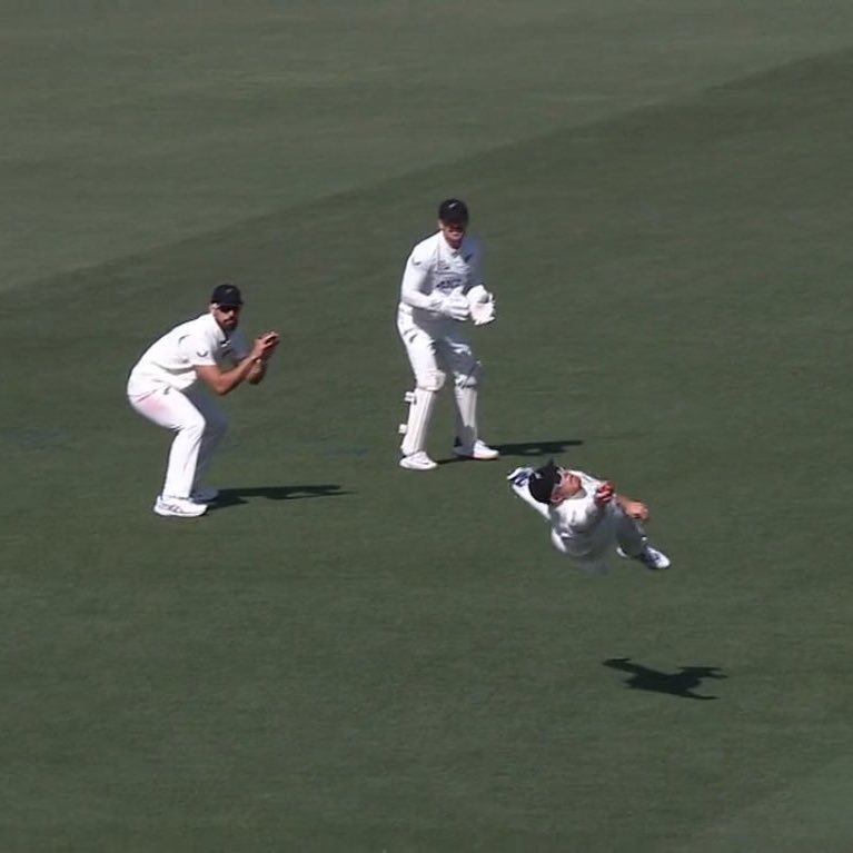 pgogna's tweet photo. #Glennphillips 

The new Superman of cricket

@englandcricket #ENGvNZL https://t.co/gY9GTSjcEP