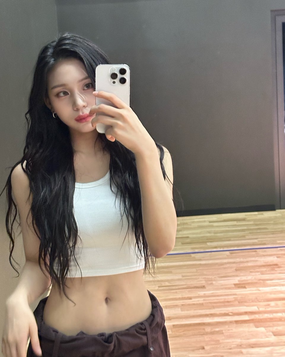 midriffmuseum's tweet photo. UMJI [VIVIZ] https://t.co/PDR3vMFg37