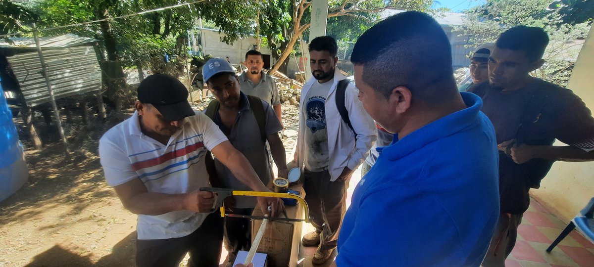 FUNDEMAC's tweet photo. 28-11-24 capacitación para la instalación de micromedidores a personas de las comunidades de El Manguito y Los Hernández y se verificaron los trabajos. @FUNDEMAC  @ONGPozos  @malaga https://t.co/oi8AwlB7Nr