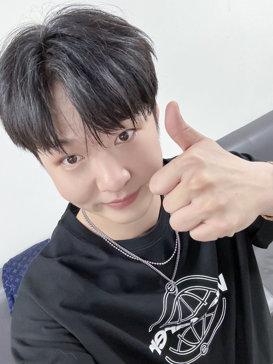 LeeCS_Official's tweet photo. 📸] ✨241130 이창섭 단독 콘서트 〈#TheWayfarer〉 서울✨

처음이라 더 설레고 행복했던 전국투어의 시작💙
여행자 zz6섭 군의 쉼터인 멜로디와 함께여서
더 든든하고 즐거웠답니다 (˵ •̀ ᴗ - ˵ ) ✧

🍑.oO(잠깐‼️ 우리 여행은 이제 시작인 거 알지⁉️)

#이창섭 #LEECHANGSUB #일구구일 #1991년 https://t.co/3wz7cj1v8r