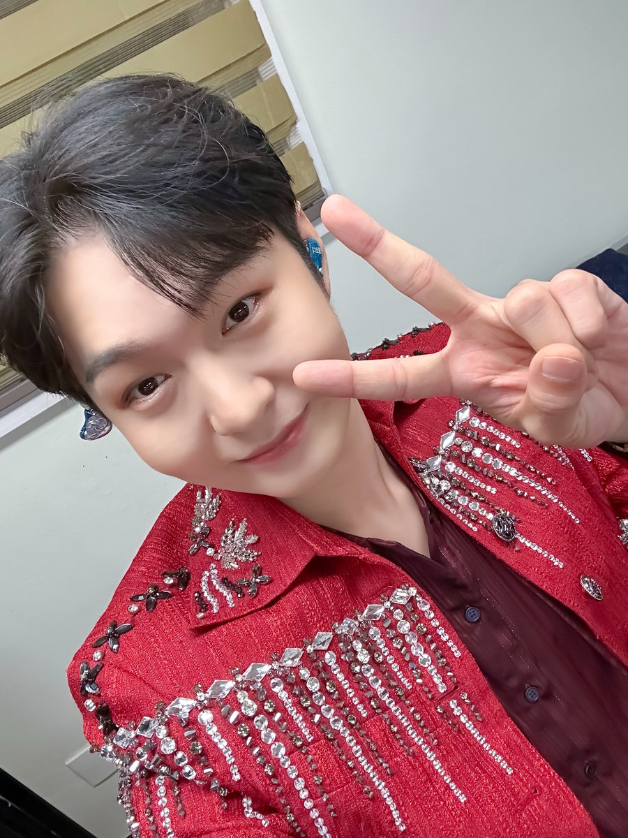 LeeCS_Official's tweet photo. 📸] ✨241130 이창섭 단독 콘서트 〈#TheWayfarer〉 서울✨

처음이라 더 설레고 행복했던 전국투어의 시작💙
여행자 zz6섭 군의 쉼터인 멜로디와 함께여서
더 든든하고 즐거웠답니다 (˵ •̀ ᴗ - ˵ ) ✧

🍑.oO(잠깐‼️ 우리 여행은 이제 시작인 거 알지⁉️)

#이창섭 #LEECHANGSUB #일구구일 #1991년 https://t.co/3wz7cj1v8r