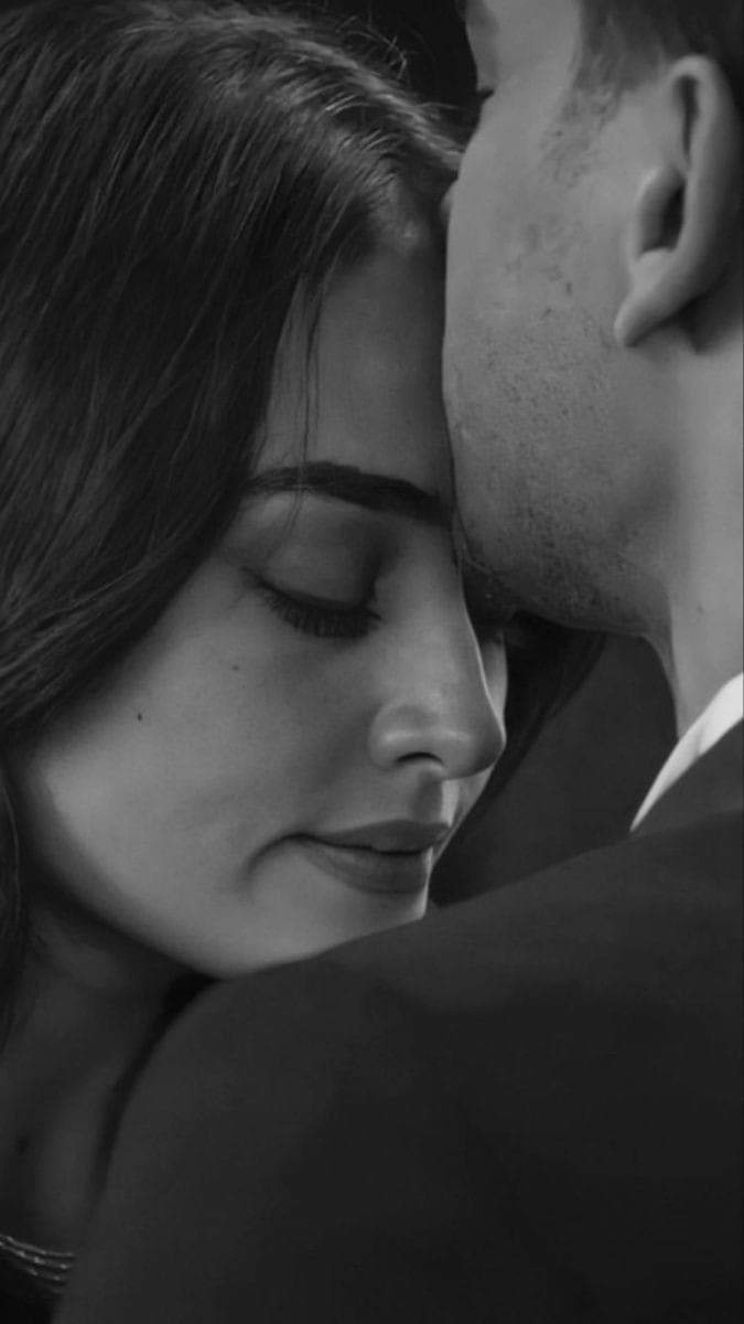 محبت بھیک میں ہرگز نہیں ملتی
محبت دان بھی کوئی نہیں کرتا 
نہ ہی خیرات کرتا ہے 
محبت میں کوئی خوشبو کی طرح ساتھ ہوتا ہے
کسی کے ہاتھ کو تھامے کسی کا ہاتھ ہوتا ہے
محبت ایسی خوشبو ہے
فقط سانسوں میں بستی ہے
محبت تو بہت نازک سا اک احساس ہوتا ہے
کہیں دل کے نہاں خانوں میں رہتا ہے
محبت کا