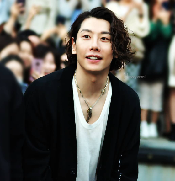 Park Hyoshin achieves his first entry on Global Spotify with 'Winter Ahead', with Taehyung.