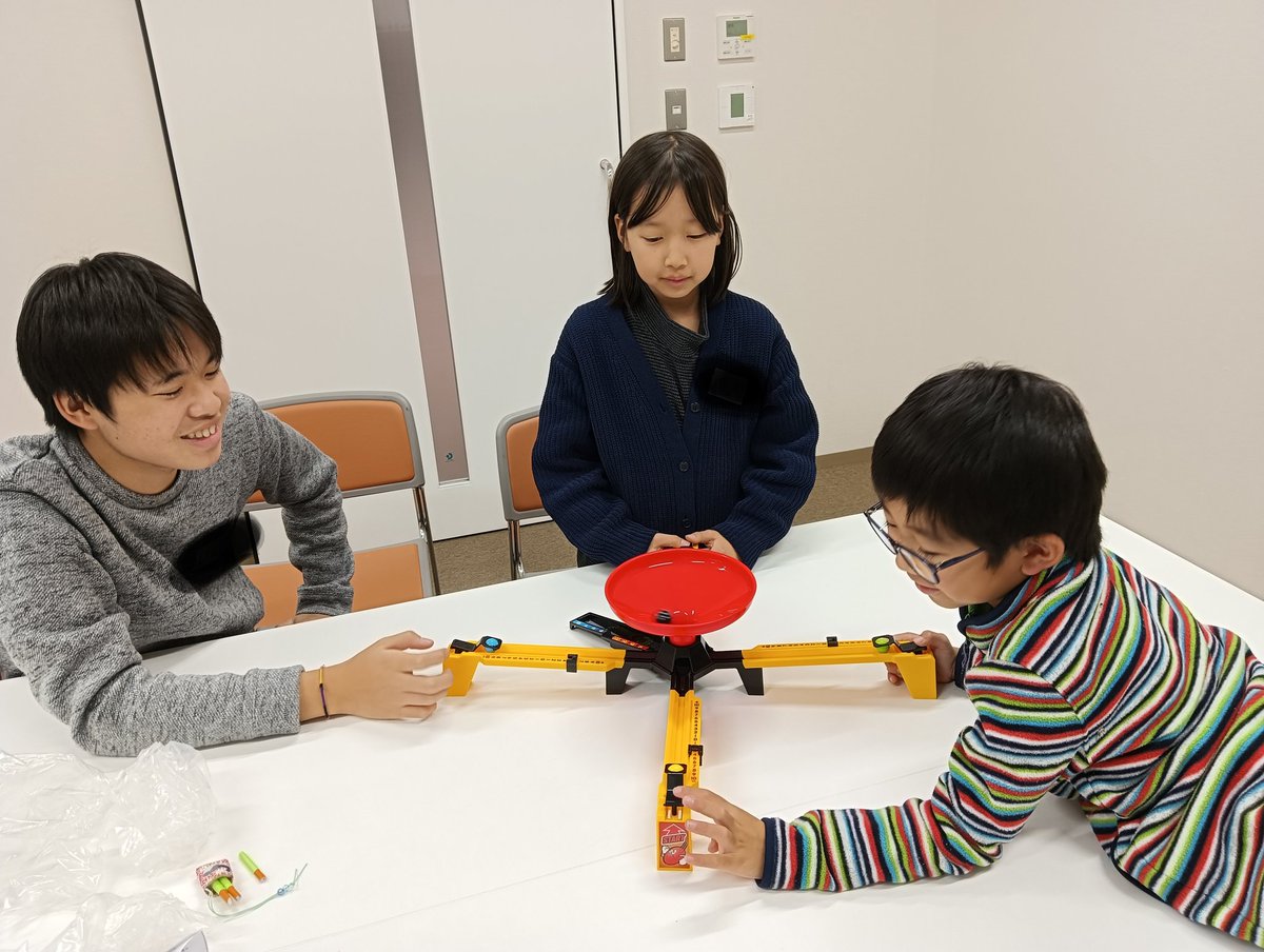 biwatera's tweet photo. 最後はボードゲームをして遊びました

終わる時にはもちろん本物のポッキーもプレゼント
また来てね〜〜

#びわこてらこや #びわてら #ボードゲーム https://t.co/ziaSBmQw8P