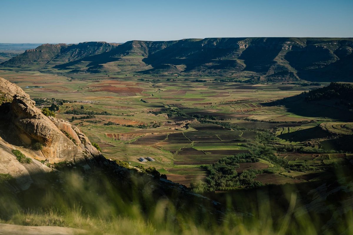 Tselatours's tweet photo. Did you know? Lesotho is The Roof of Africa because of its stunning mountains, high-altitude landscapes, and peaks like Thabana Ntlenyana (3,482m), it’s the only country entirely above 1,000m. #TselaTours #RoofOfAfrica #ExploreLesotho https://t.co/ZXY0nwElrt