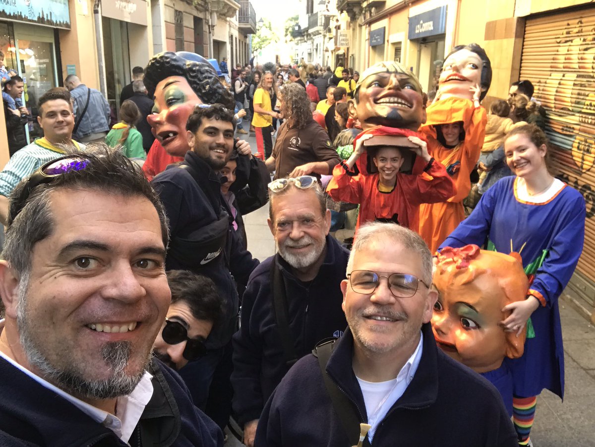 dinapontus's tweet photo. Avui som a la FM Sant Andreu del Palomar acompanyant als @capisicabessuts_deribes en la trobada de capgrossos!!! #gralla #capis #timbal #cabeçuts #QBonitoEs #dinapontusenruta @escoladgrallers https://t.co/3pDjWRuc4w