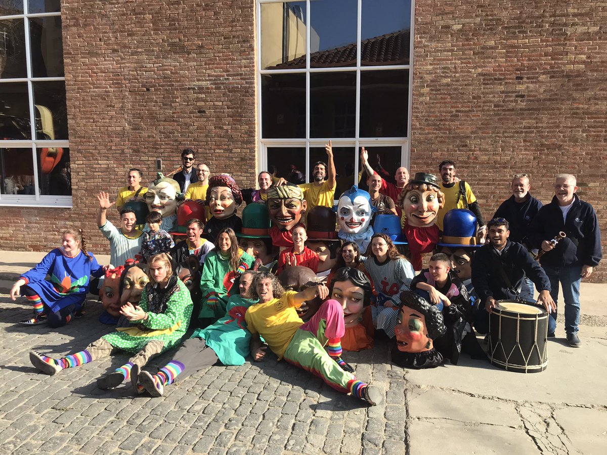 dinapontus's tweet photo. Avui som a la FM Sant Andreu del Palomar acompanyant als @capisicabessuts_deribes en la trobada de capgrossos!!! #gralla #capis #timbal #cabeçuts #QBonitoEs #dinapontusenruta @escoladgrallers https://t.co/3pDjWRuc4w