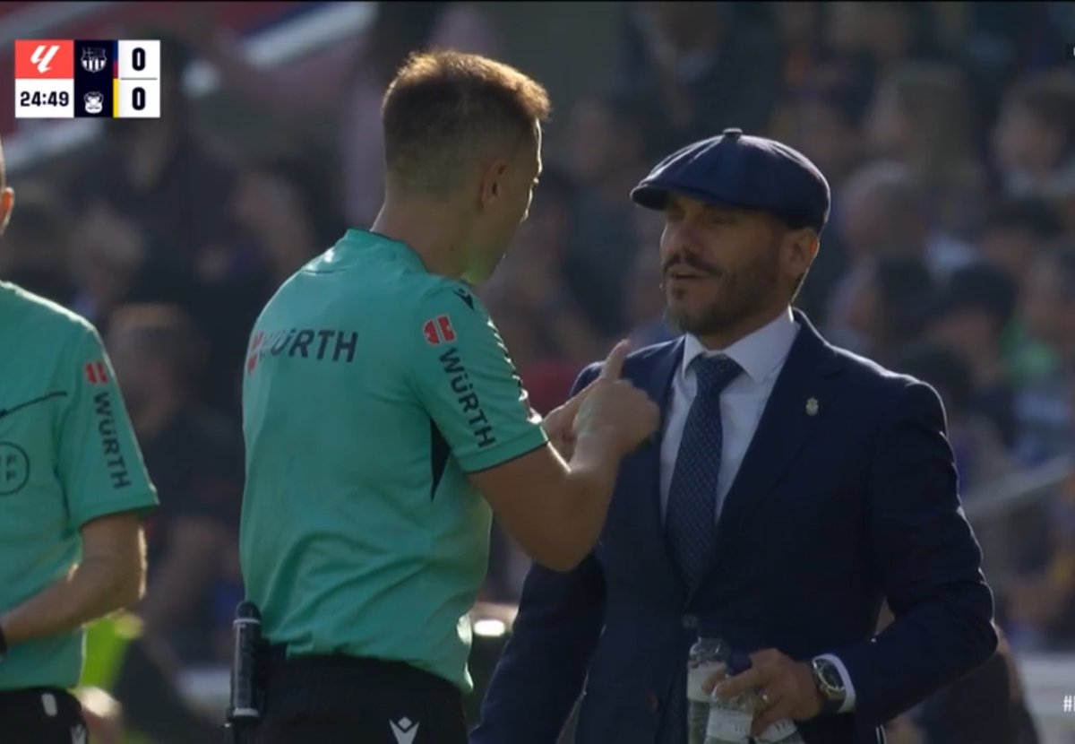 FCBTomy's tweet photo. El entrenador de las palmas creyéndose peaky blinders qué cojones es https://t.co/F3YXX8IC6z