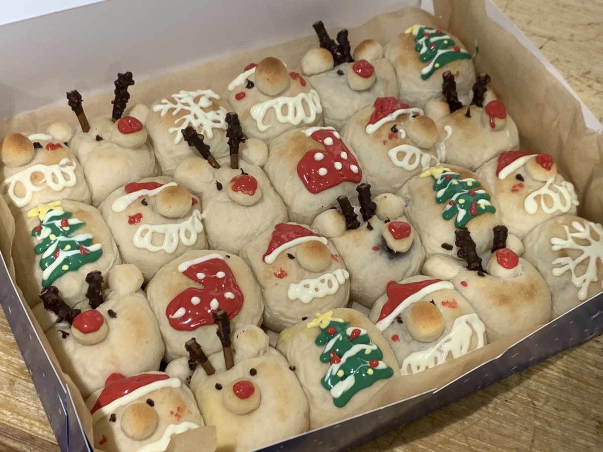 Panonymous_ph's tweet photo. クリスマスバージョンのパーティーブレッド、中身はカスタードクリームとチョコクリームです。
可愛いし美味しい！
P750です。
Silang/Starosa 店限定商品です。
御予約お待ちしております。 https://t.co/0nuh9ZcRzV