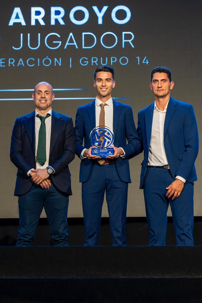 Enhorabona, <a href="/raularroyo10/">Raúl Arroyo</a> 👏👏

El jugador del Formentera va ser guardonat als premis <a href="/afefutbol/">AFE</a> com a Millor Jugador del Grup 14 de 3a Federació de la temporada 23/24, pel gran any que va fer al seu anterior club, el Moralo Club Polideportivo.