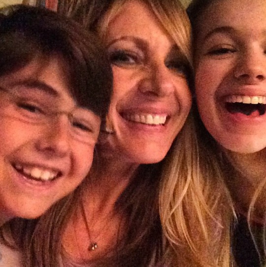 janneymedia's tweet photo. Allison Janney with Kevin Pollak, Sadie Calvano, and Blake Garrett Rosenthal having fun in the set of 'Mom'! https://t.co/el6sVZDX9T