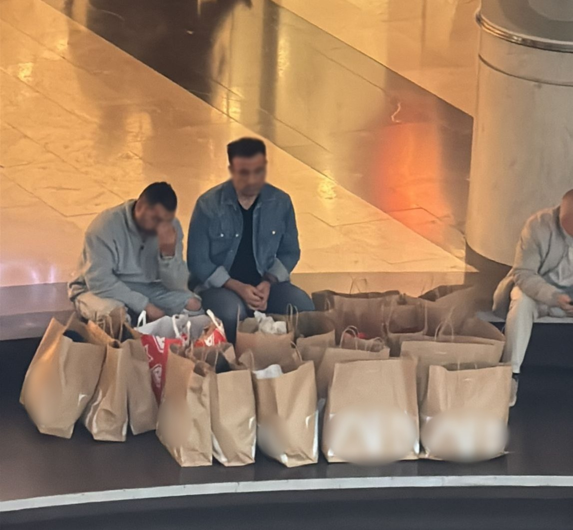 bosunatiklama's tweet photo. Black Friday indirimleri sırasında alışverişteki eşlerini bekleyen erkekler: https://t.co/lYIDIeXyy8