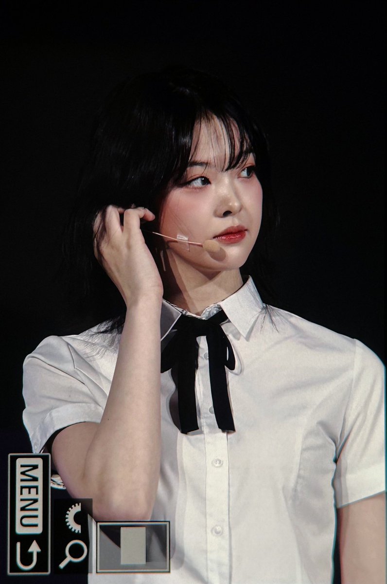 @alleonxma Isha menghela napas dan kembali mendekatkan micnya "tidak terasa ya, hari ini kita sudah sampai di penghujung hari kita bersama."