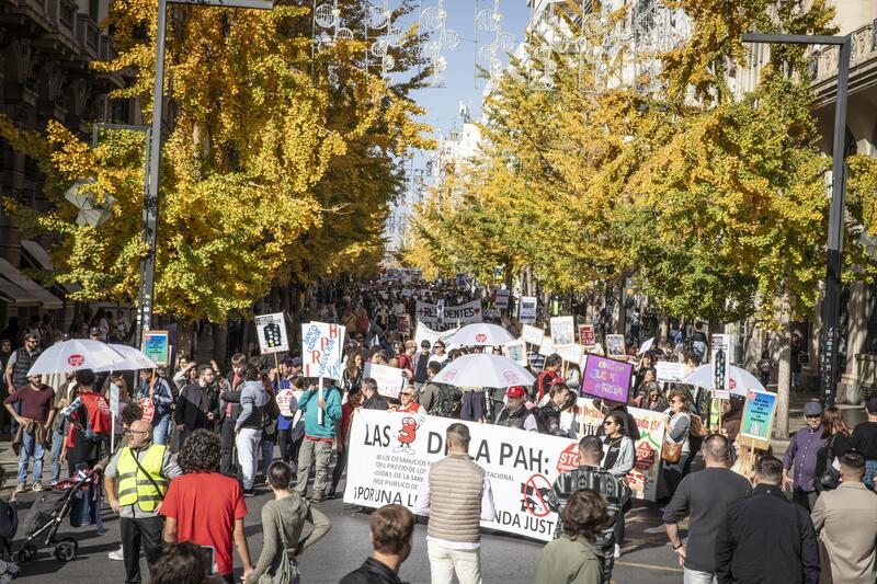 ElSalto_And's tweet photo. 🏘️Miles de personas se manifiestan en Granada contra el negocio de la vivienda

✍️@laespigaora
📸 @Jaume_Cinca 

https://t.co/2FWeO3VEts https://t.co/vlHZhqj63k