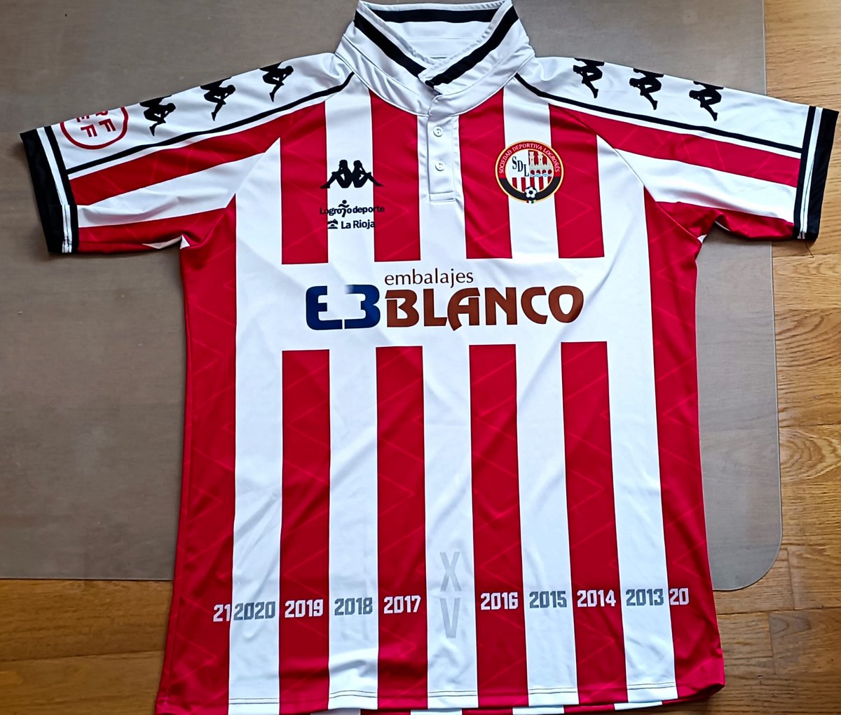 PlayLogrones's tweet photo. 🌟 SORTEO 🌟

Con motivo del próximo programa número 100 vamos a sortear una camiseta, a elegir entre la primera o segunda equipación.

📝 Requisitos:

- Seguir a @SDLogrones y @PlayLogrones
- RT y Fav ❤️ a este post
- comentario mencionando a 2 amigos

Plazo: hasta el 8Dic 23:59 https://t.co/kOgxYLx39A