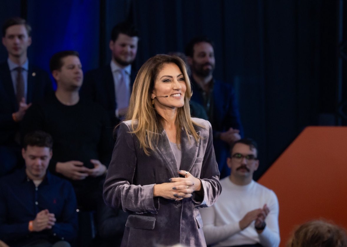 Vandaag congres met de leukste club van Nederland. Leden vol passie om het verschil te maken. Ik ben dankbaar en trots dat ik hier politiek leider van mag zijn. Hopelijk zie ik jullie snel bij het volgende congres. Nog geen lid? Wees welkom! #VVDcongres 🧡