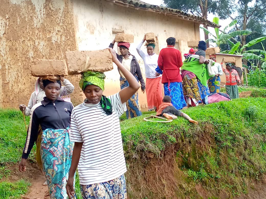 CRutsiro's tweet photo. Mutimawurugo @RutsiroDistrict twazindukiye mu muganda rusange aho twakoze ibikorwa bitandukanye bigamije gukemura ibibazo bibangamiye umuryango nyarwanda hubakwa ubwiherero n’amazu y’abatishoboye @cnfwest96851 @RwandaWest @RwandaWest https://t.co/pDfB2VeoBd